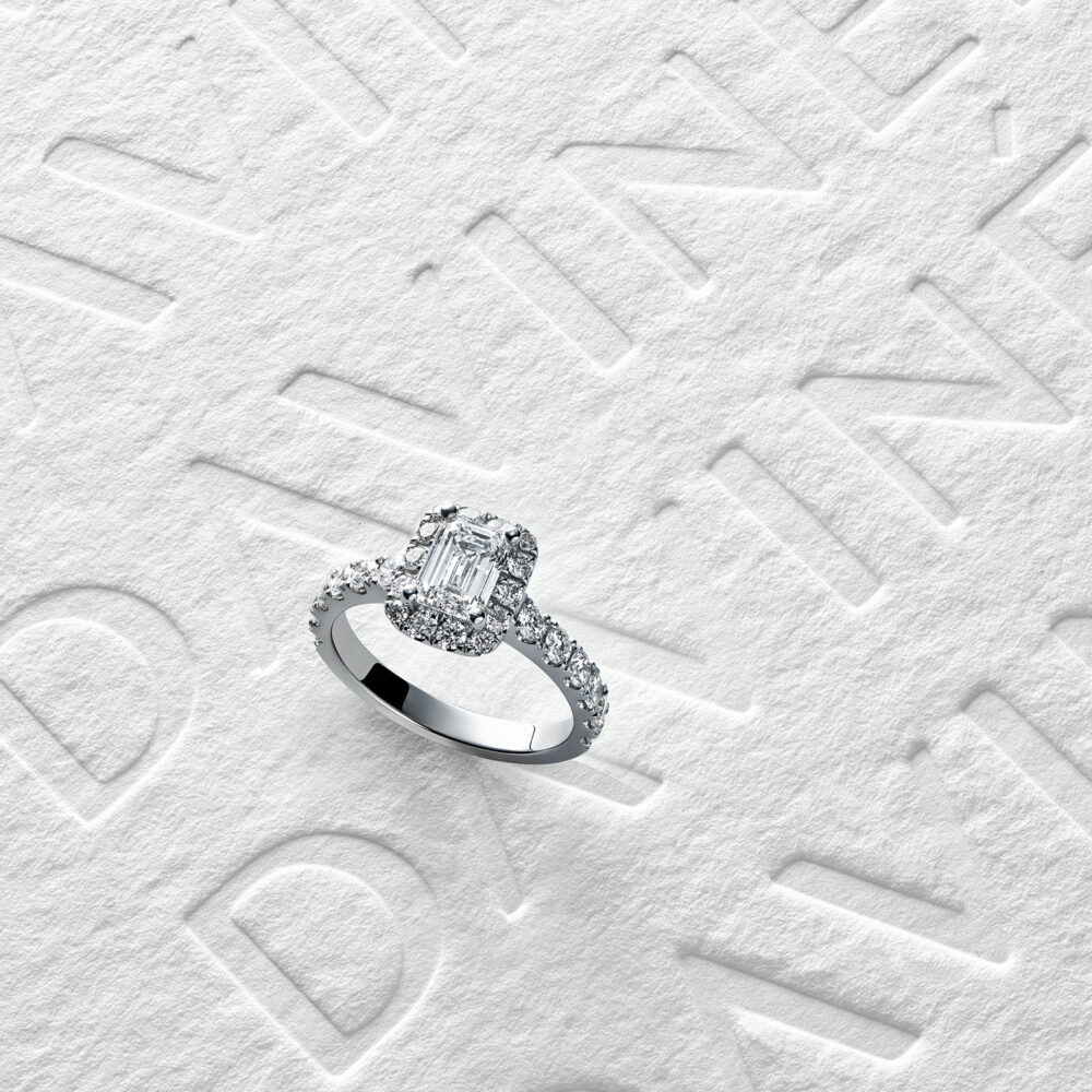 Verlobungsring Davinél Célestine aus Platin mit 0,50 ct Emerald-Cut-Diamant, Halo und seitlichem Brillantbesatz
