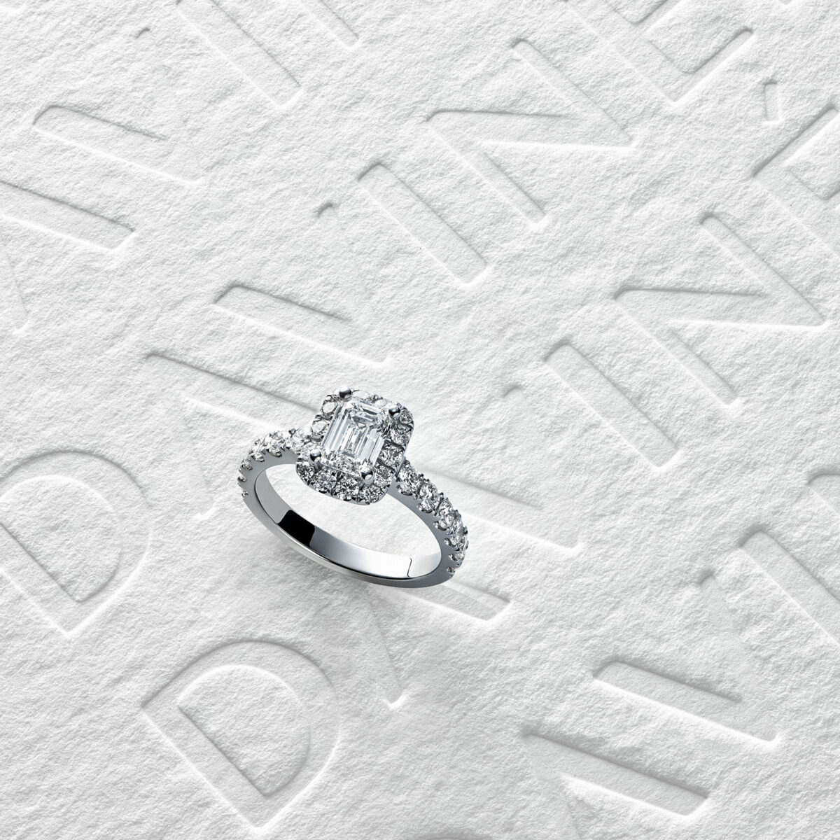 Verlobungsring Davinél Célestine aus Platin mit 0,50 ct Emerald-Cut-Diamant, Halo und seitlichem Brillantbesatz