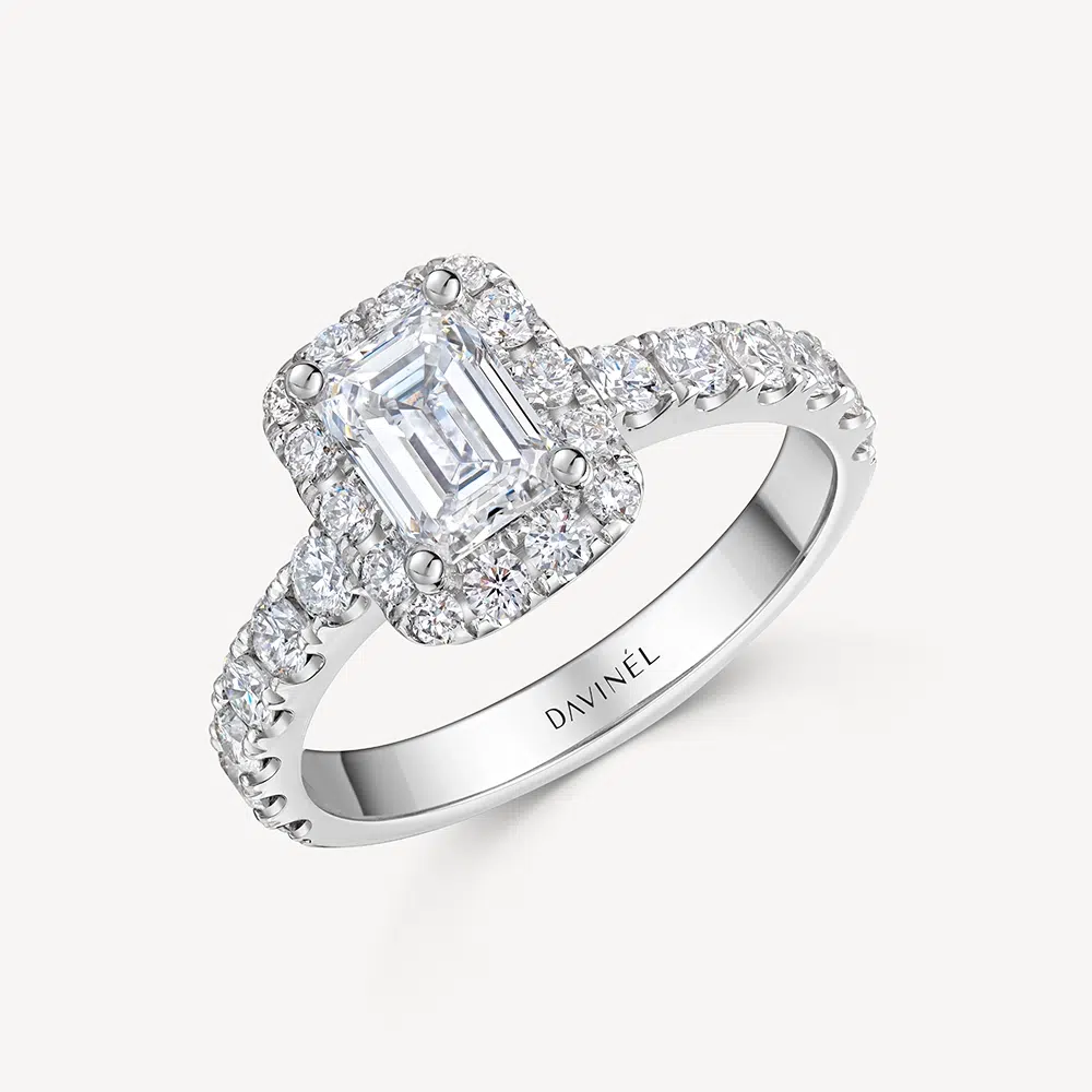 Verlobungsring Célestine aus Platin mit Emerald-Cut-Diamant und Halo