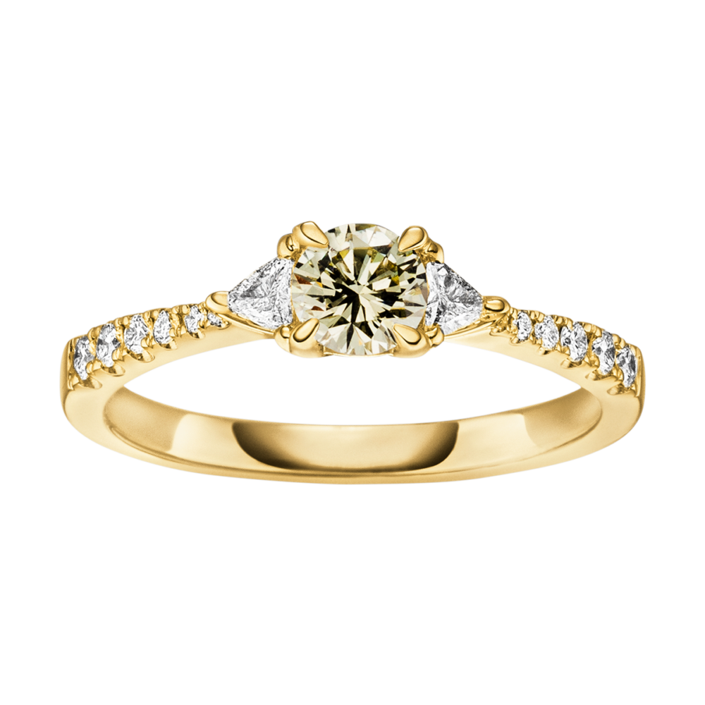 Gelbgoldring „Desire“ mit zentralem Brillant, flankiert von zwei Assherschliff-Diamanten – kunstvolle Draufsicht mit wachsender Halbfassung