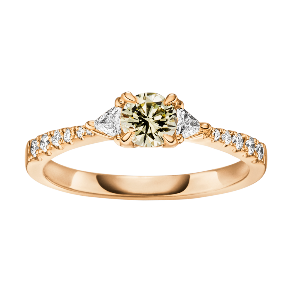 Rotgold-Verlobungsring „Desire“ mit 3-stufigem Diamantdesign: zentraler Brillant, eingerahmt von Assherschliffen – edle Draufsicht in warmem Ton