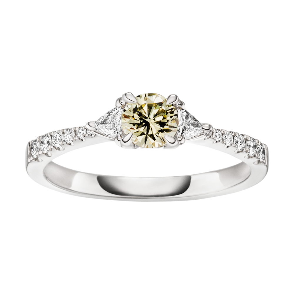 Weißgoldring „Desire“ mit zentralem Brillant, flankiert von Assherschliff-Diamanten und dynamischer Linienführung – edel & modern