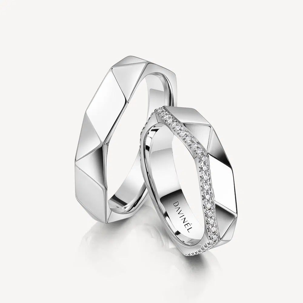 Éclat Prismé Trauringe von DAVINÉL im Paar: Damenring in 950/- Platin mit Diamantbesatz, Herrenring in Platin mit markanten geometrischen Facetten