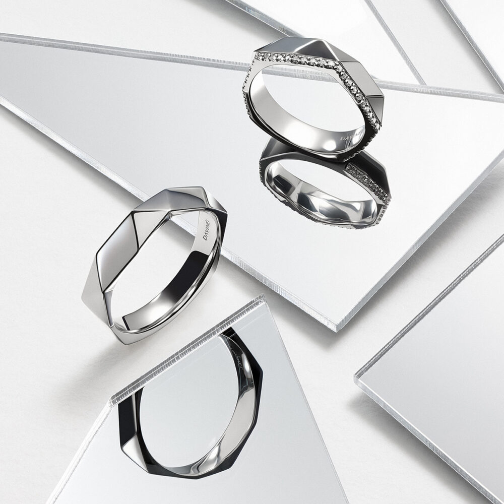 Trauringe Éclat Prismé aus Platin mit markanter Geometrie; Damenring mit Brillantbesatz, Herrenring mit klarer Linienführung