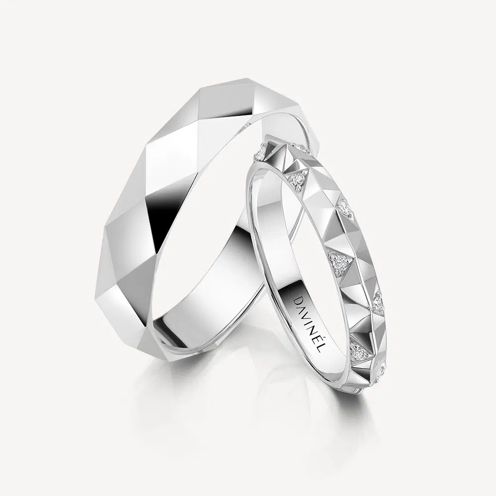 Faceté Sublime Trauringe von DAVINÉL im Paar: Damenring mit Brillanten im Platin, Herrenring in 950/- Platin mit facettierter Struktur