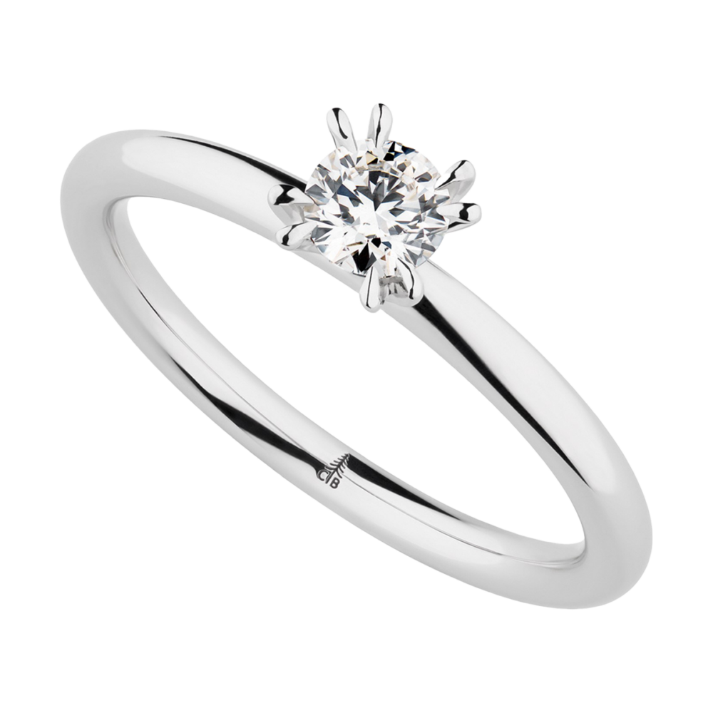 Verlobungsring „Fjord Magic“ aus Weißgold mit 0,25 ct Brillant im Zentrum, gehalten von acht filigranen Krappen – nordisch inspiriert, zeitlos schön