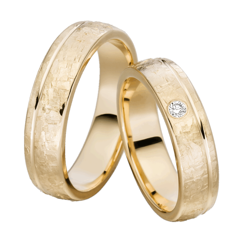 Gelbgoldene Trauringe mit strukturierter Oberfläche, klarer Teilungslinie und brillantem Diamantbesatz