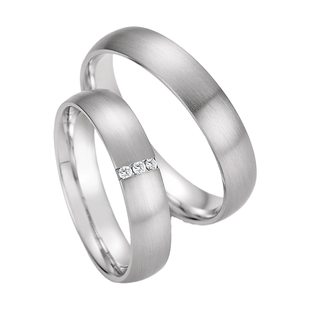 Weißgoldene Trauringe mit feiner strichmatter Struktur und Diamantbesatz in eleganter Kanalfassung