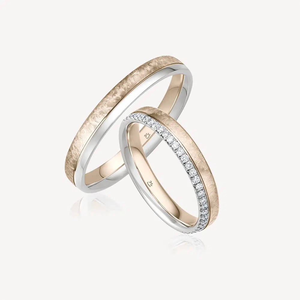 Gorgeous Trauringe von DAVINÉL im Paar: Herrenring in Bicolor Gold und Platin mit eismatter Oberfläche, Damenring im Bicolor-Look mit 30 Brillanten in Fishtail-Fassung
