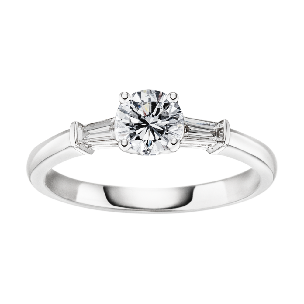 Weißgoldring „Grace Kelly“ mit 1 zentralen Brillanten und zwei Trapez-Diamanten – klassische Draufsicht mit moderner Eleganz