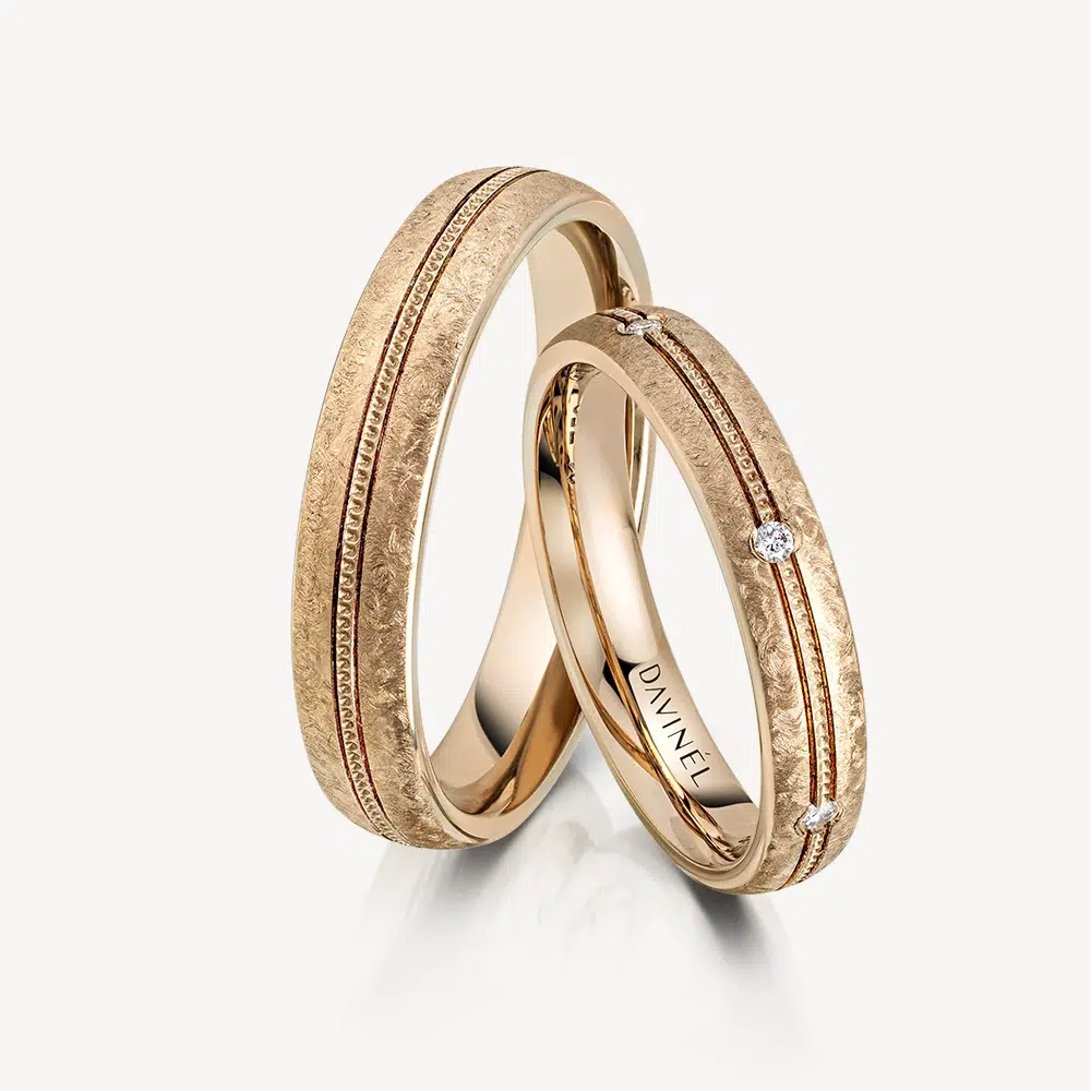 Granite Soul Trauringe von DAVINÉL im Paar: Herrenring in 585/- Chamoisgold mit eisamattierter Oberfläche, Damenring in Chamoisgold mit sechs Brillanten