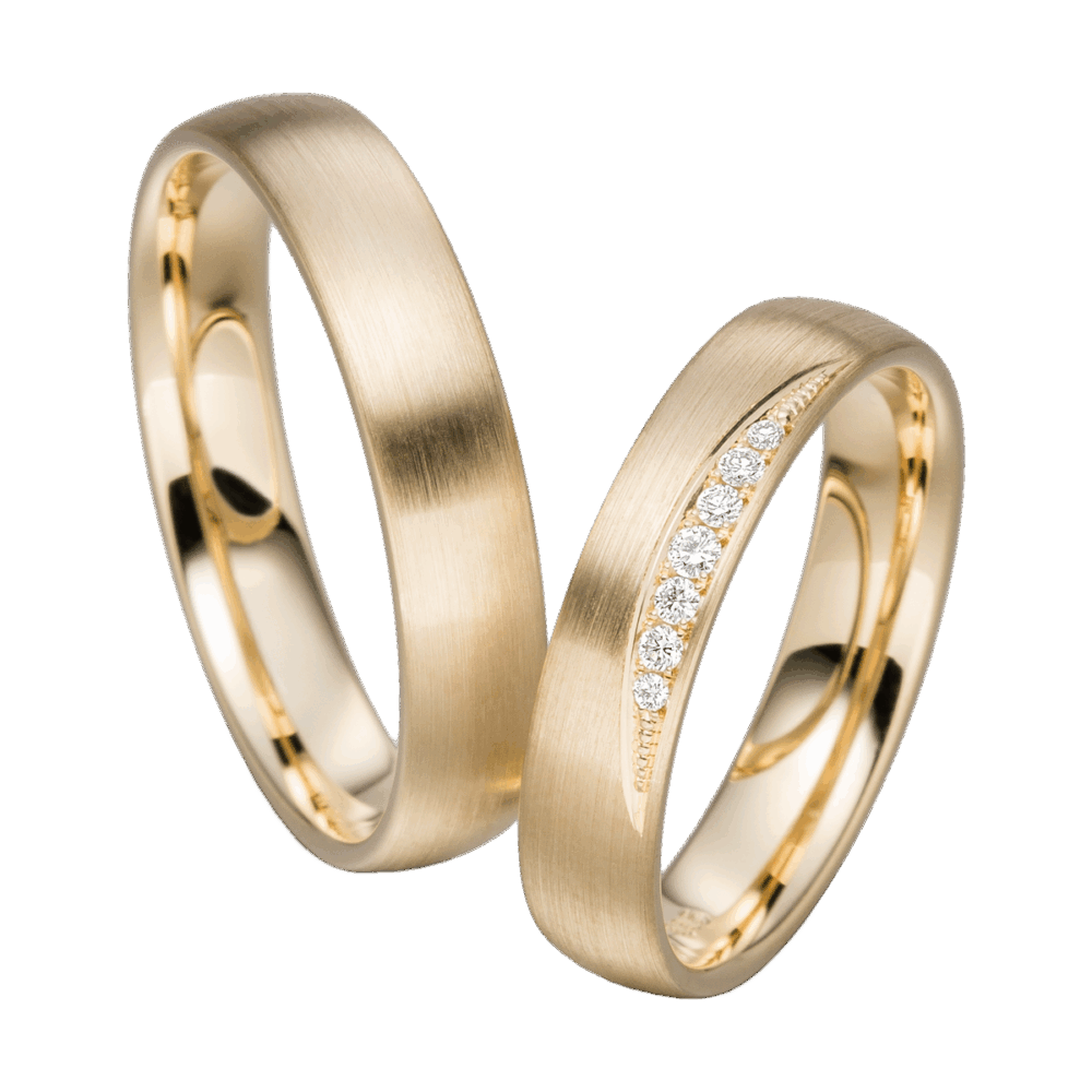 Gelbgoldene Trauringe Himmelsgold mit längsmatter Oberfläche, sieben Brillanten und Bohrungen im Damenring
