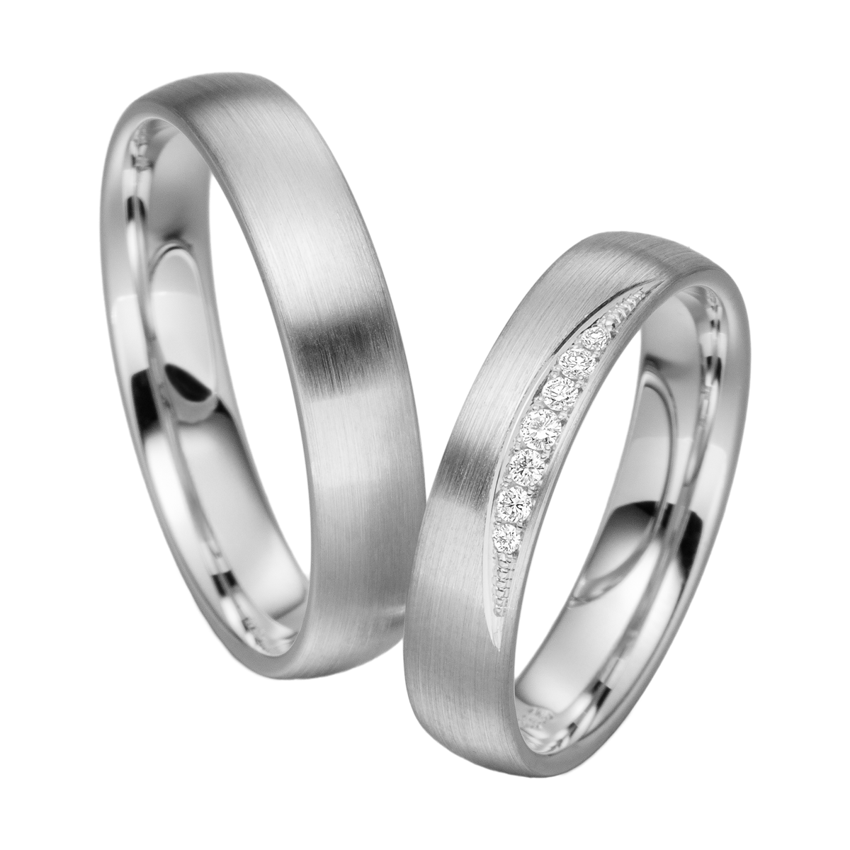 Weißgoldene Ringe Himmelsgold mit halbmondförmigem Brillantbesatz im Damenring und schlichter Eleganz
