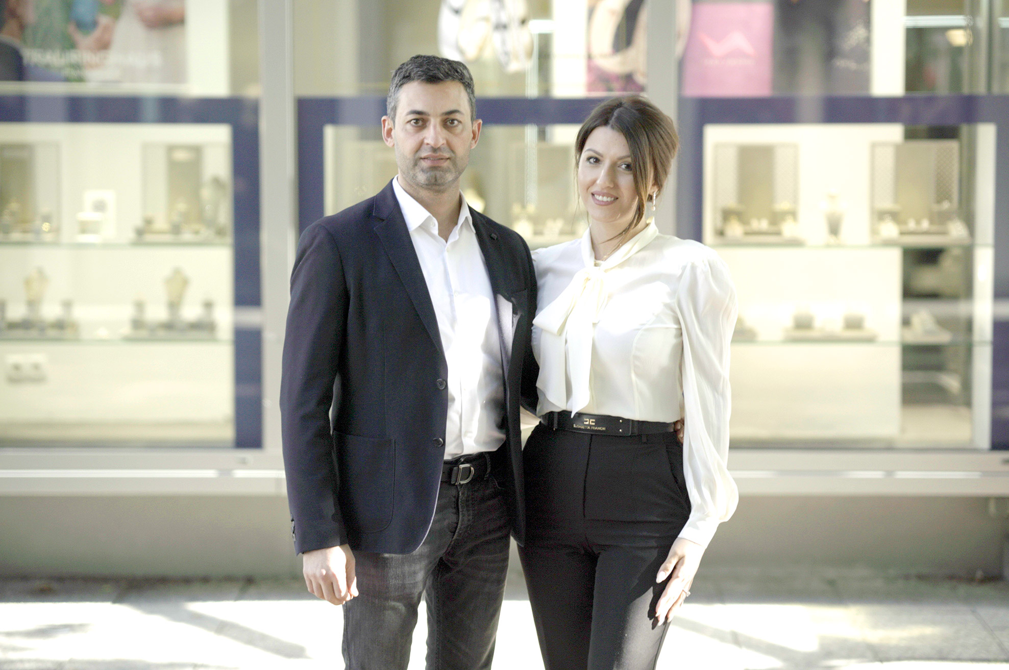 Inhaber Davit Hovhanniyan & Geschaeftsfuehrerin Nelli Pogosjan vor dem Trauringhaus Hannover