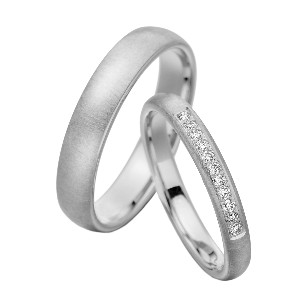 Platinring mit eingearbeiteten Brillanten im Mittelband und seidenmatter Oberfläche