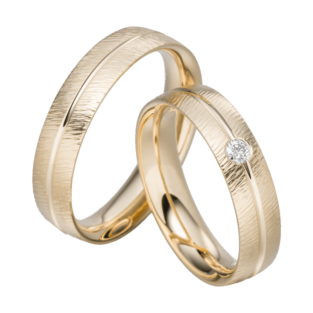 Trauringe Liebesmelodie aus Gelbgold mit mittiger Glanzfuge, Spiralo-Muster und funkelndem Diamanten im Brillantschliff