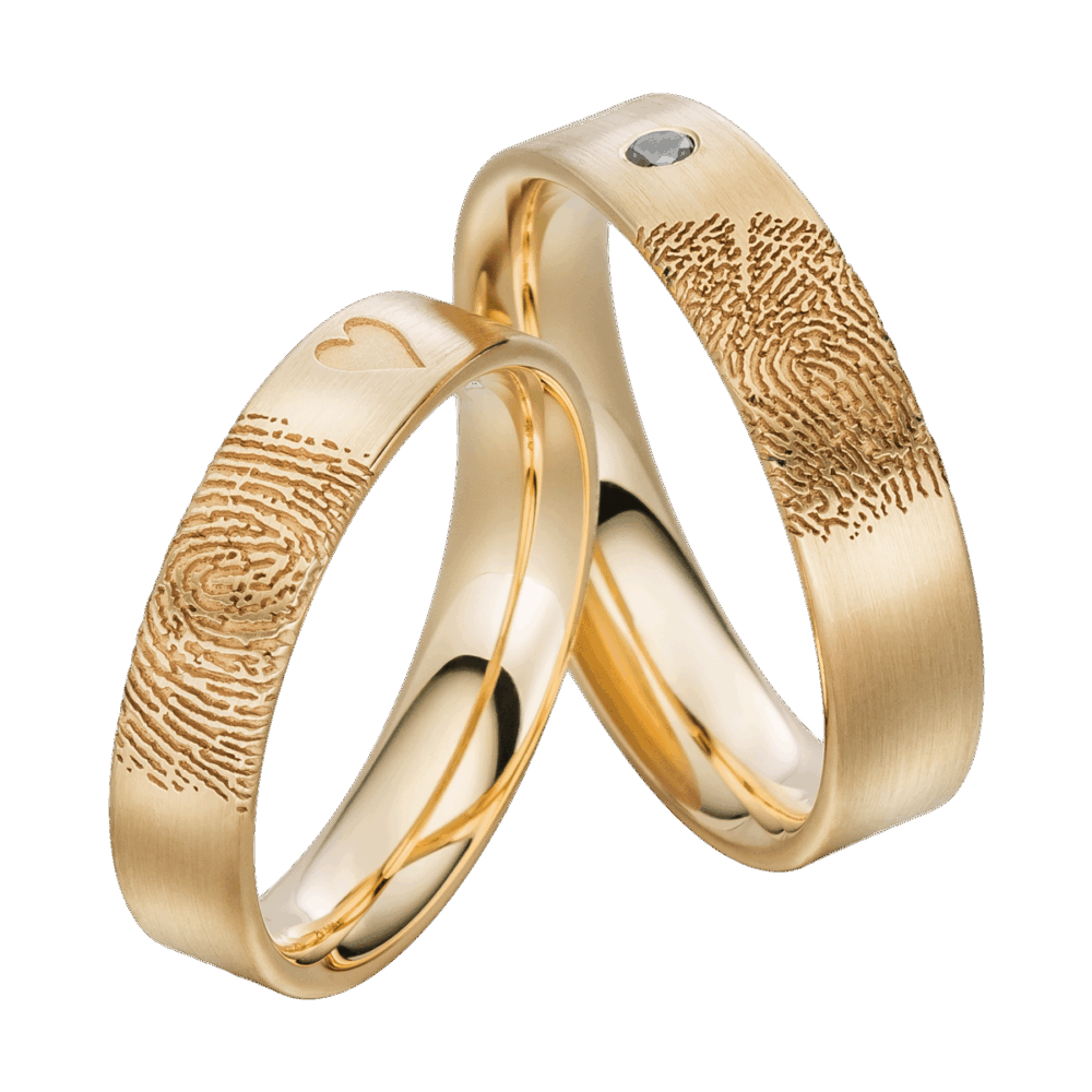 Individuelle Eheringe aus Gelbgold mit längsmattierter Oberfläche, Fingerabdruckgravur und schwarzem Diamanten