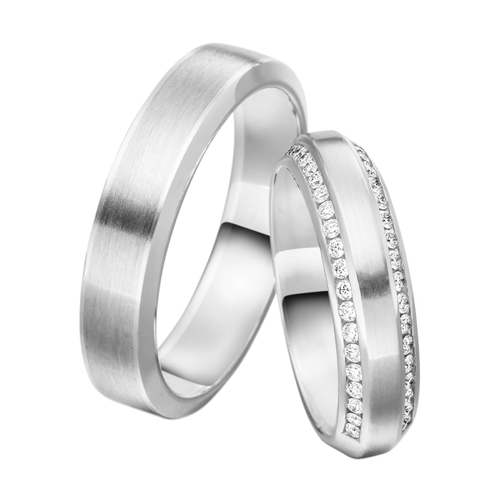 Schlichter und moderner Verlobungsring aus Weißgold mit halbseitigem Diamantbesatz und dezenter Linienführung