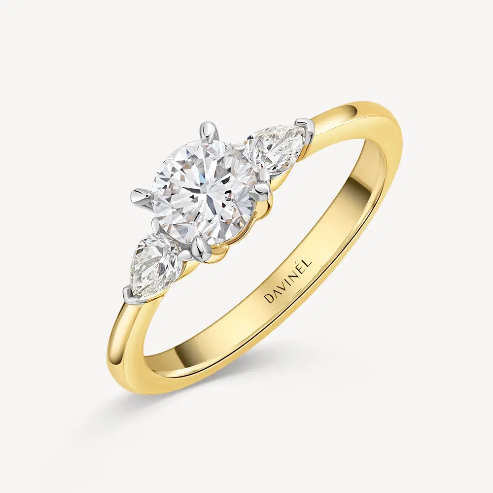 Verlobungsring Lueur du Destin aus Gelbgold mit Brillant und zwei Tropfendiamanten