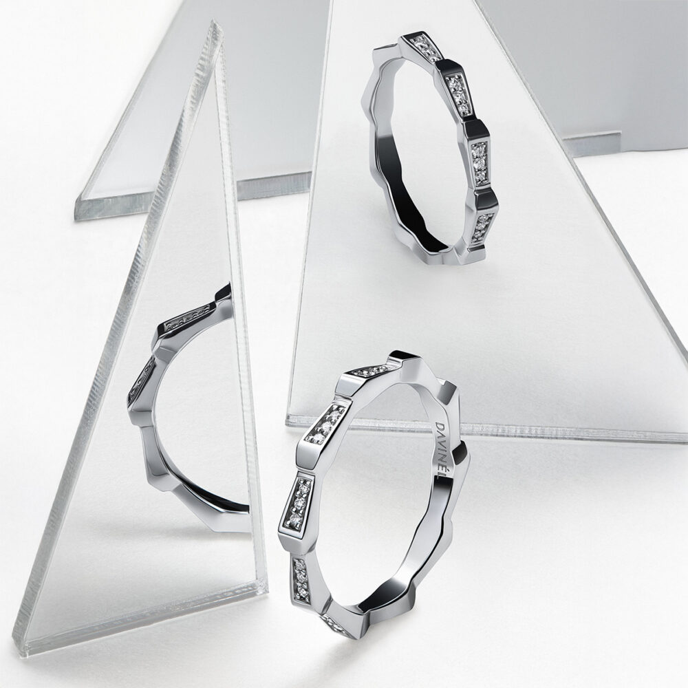 Lumière Éternelle – elegante DAVINÉL-Trauringe mit fließender Form und Diamanten, inspiriert vom ewigen Licht der Liebe