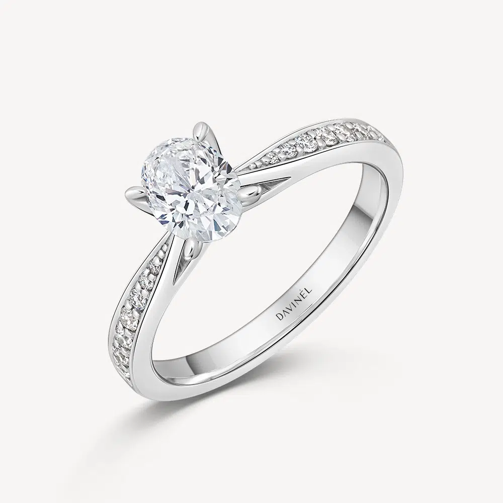 Lunaria Mare Verlobungsring von DAVINÉL in 585/- Gold, ovaler Diamant im Brillantschliff mit seitlichem Steinbesatz