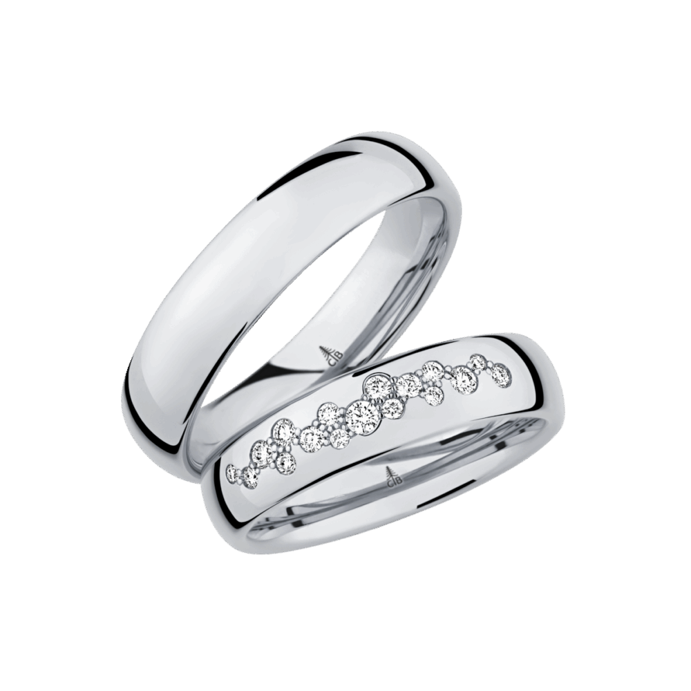 Hochwertige Platin-Trauringe mit detailreichem Diamantmuster inspiriert von Magnolienblüten