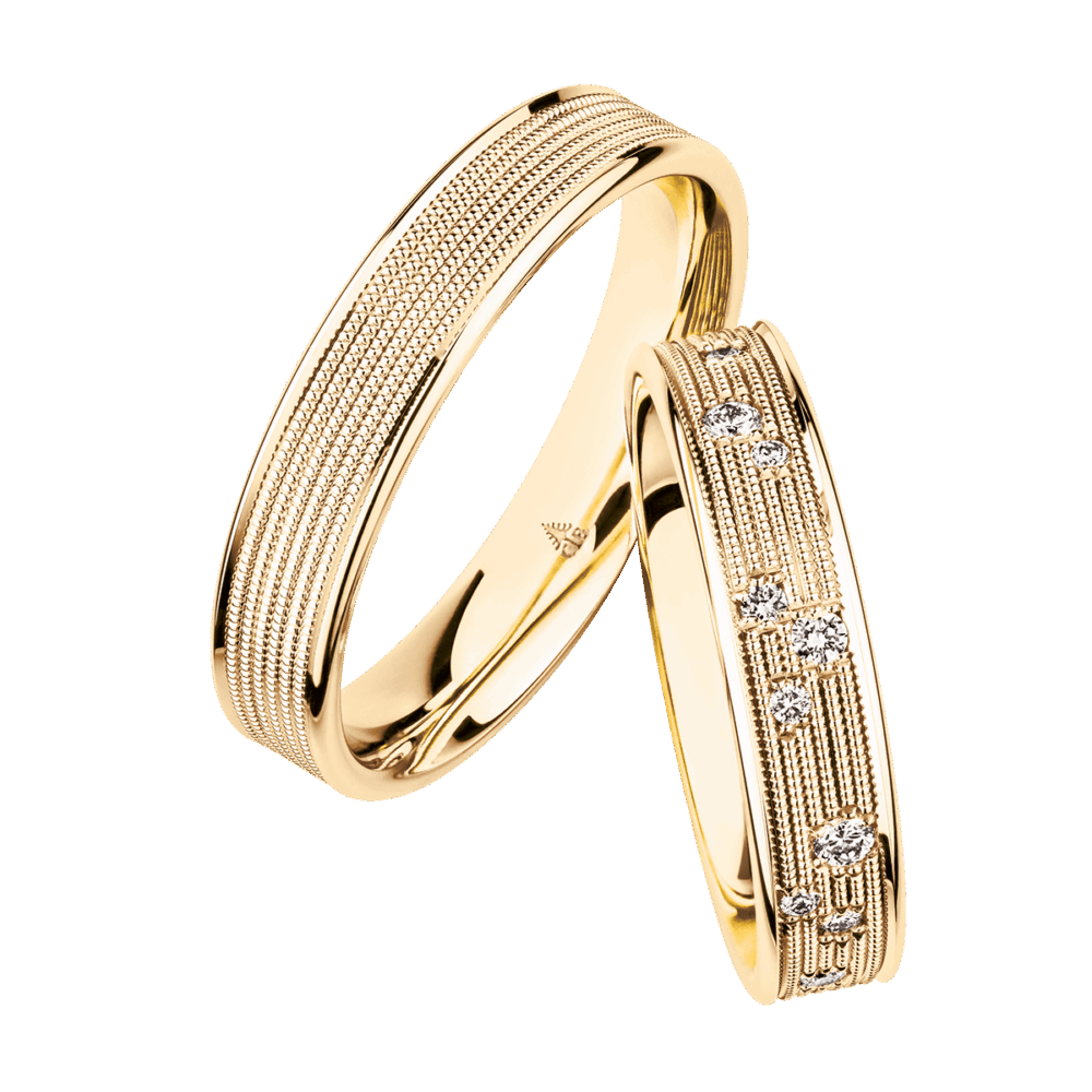 Elegante Trauringe aus Gelbgold mit versetzt angeordneten Brillanten und feiner Gravur