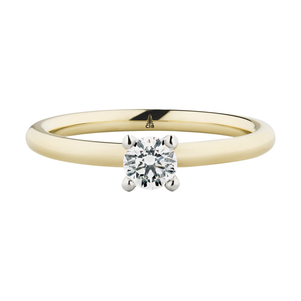 Verlobungsring „Snowflake“ in Gelbgold mit 0,25 ct Brillant – ein strahlendes Juwel wie ein goldener Schneekristall im Sonnenlicht