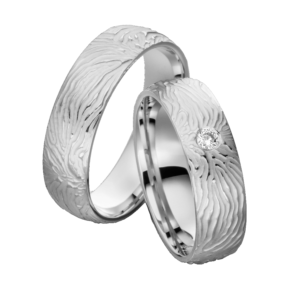 Platinringe Sonnenwind mit markanter Haptik, sandmatter Oberfläche und eingearbeitetem Brillant im Brillantschliff