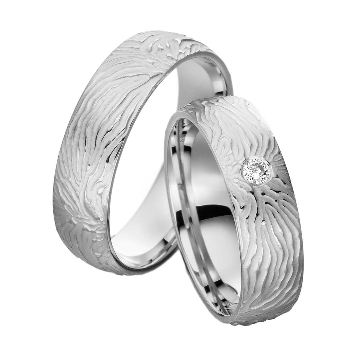 Platinringe Sonnenwind mit markanter Haptik, sandmatter Oberfläche und eingearbeitetem Brillant im Brillantschliff
