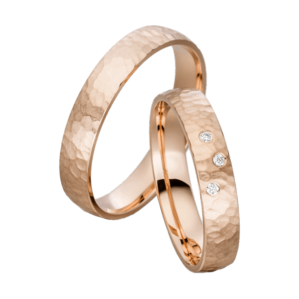 Roségold-Trauringe mit mattem Hammerschlag-Finish und drei Brillanten – Symbol für ewige Liebe unter Sternen