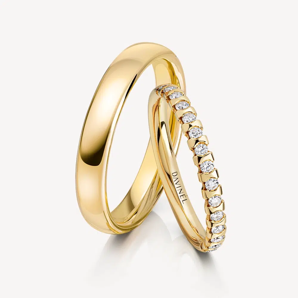 Stonebound Trauringe von DAVINÉL im Paar: Herrenring in 585/- Gelbgold mit polierter Oberfläche, Damenring in Gelbgold mit 15 Brillanten in Balkenfassung