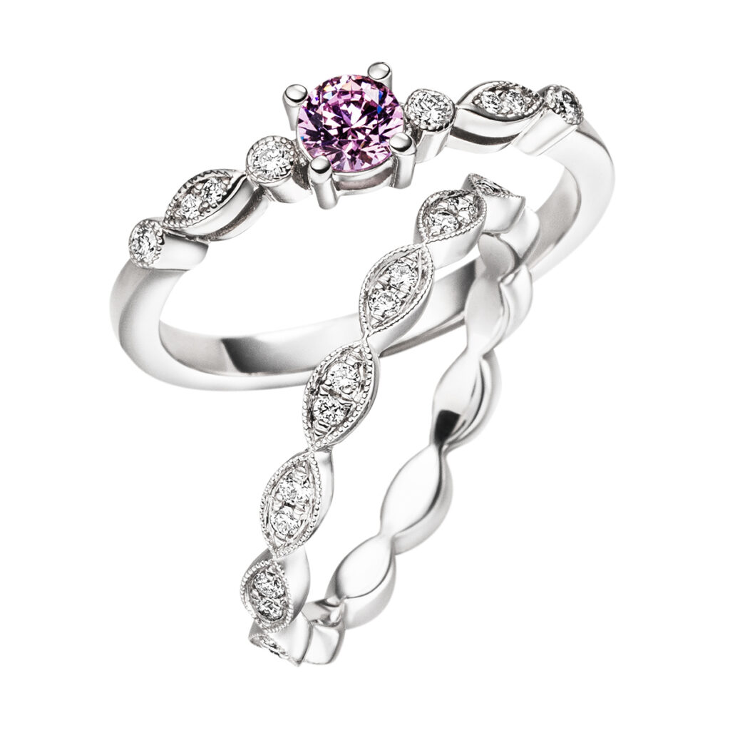 Verlobungsring mit rosafarbenem Stein und passender Memoire-Ring mit Steinen in Augenform