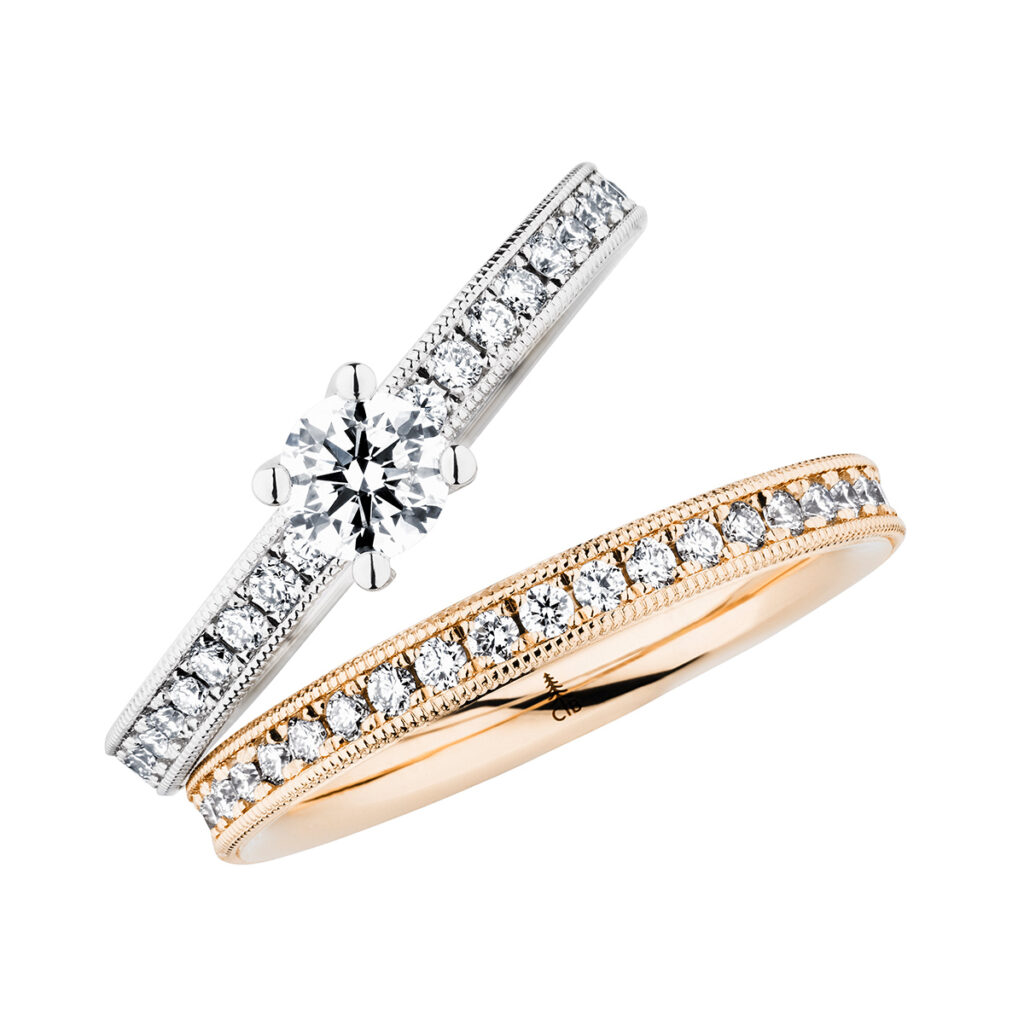 Verlobungsring mit Solitär in Weiß über einem Memoire-Ring in Rosé