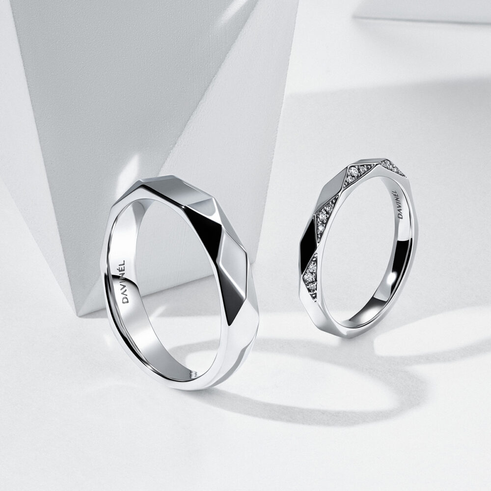 Trauring Vérité Cubique aus Platin 950 mit geometrischer Facettierung; Damenring mit dezentem Brillantbesatz, Herrenring mit skulpturaler Formensprache
