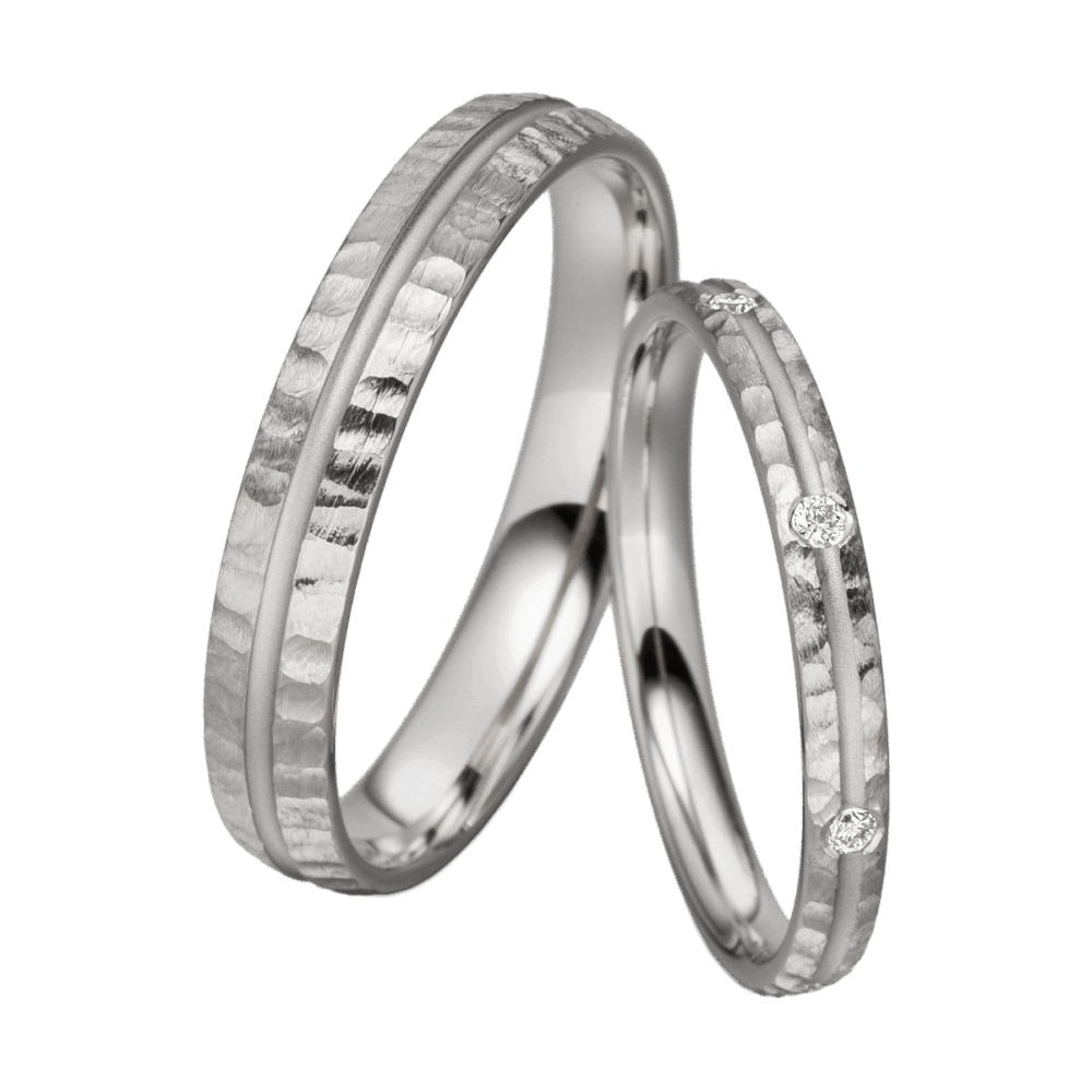 Stilvolle Trauringe aus Weißgold mit quer verlaufendem Relief, sandmatter Trennfuge und rundum eingefassten Diamanten im Brillantschliff
