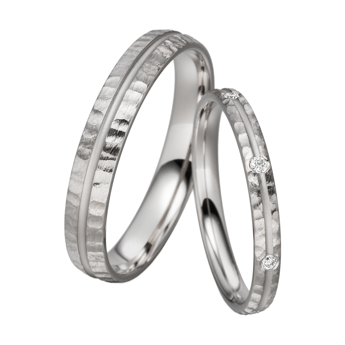 Stilvolle Trauringe aus Weißgold mit quer verlaufendem Relief, sandmatter Trennfuge und rundum eingefassten Diamanten im Brillantschliff