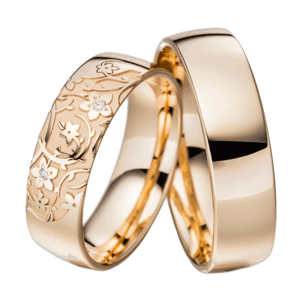 Gelbgoldene Trauringe Wüstenblume mit eingravierten Blütenranken, sandmatter Textur und zwei strahlenden Brillanten