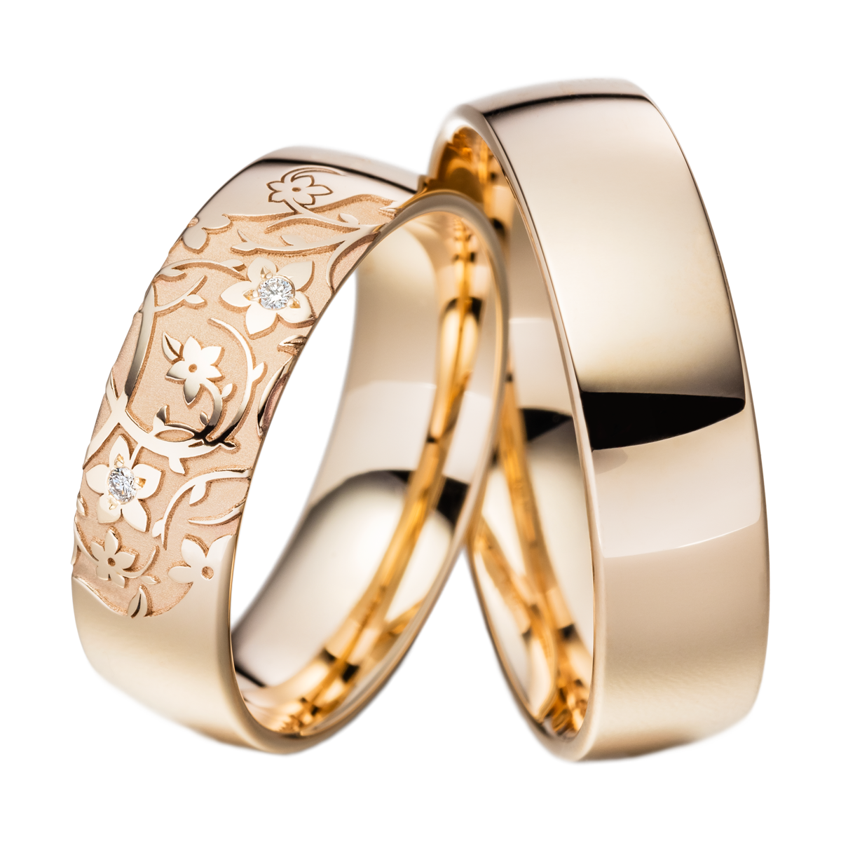 Gelbgoldene Trauringe Wüstenblume mit eingravierten Blütenranken, sandmatter Textur und zwei strahlenden Brillanten